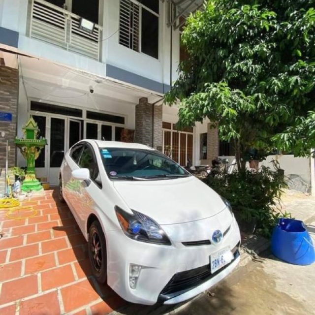 Prius 012 option 3 ក្នុងលឿង