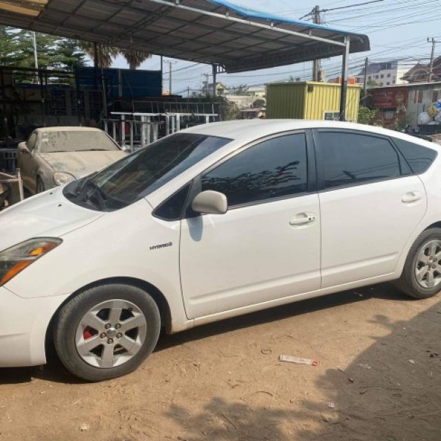 Prius 06 half full ធានាឡានស្អាត