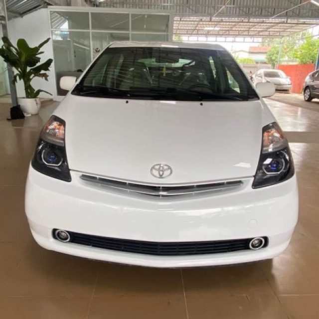 TOYOTA_Prius_2009_half_full ពណ៌ស