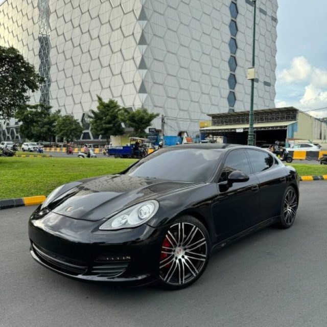 Porsche Panamera 4 2011