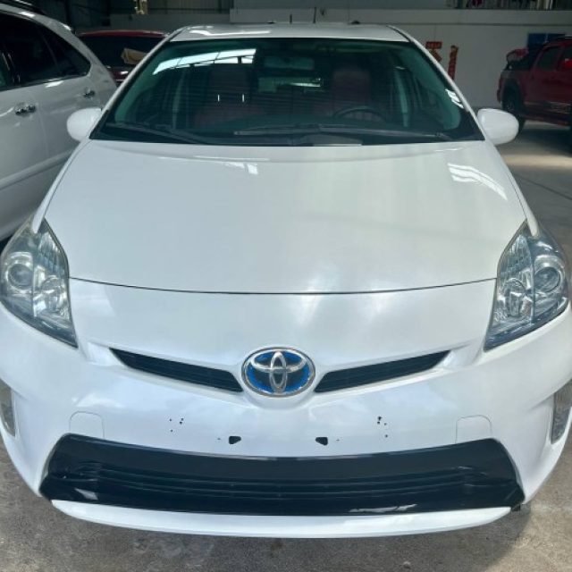 Toyota Prius Option 2 ឡេីង​ 3